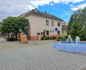 Dom na námestí. Bývanie a podnikanie v jednom.