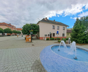 Dom na námestí. Bývanie a podnikanie v jednom.