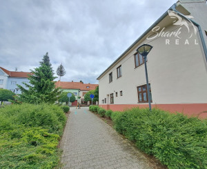 Dom na námestí. Bývanie a podnikanie v jednom.