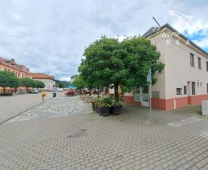 Dom na námestí. Bývanie a podnikanie v jednom.