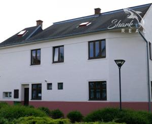 Dom na námestí. Bývanie a podnikanie v jednom.