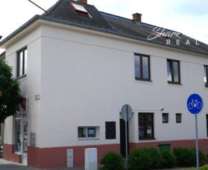 Dom na námestí. Bývanie a podnikanie v jednom.