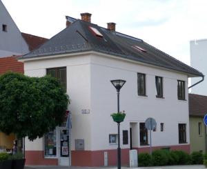 Dom na námestí. Bývanie a podnikanie v jednom.