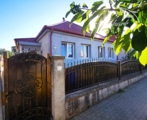 Znížená cena. Zrekonštruovaný rodinný dom vo Veľkých Kostoľanoch