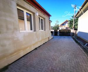 Znížená cena. Zrekonštruovaný rodinný dom vo Veľkých Kostoľanoch