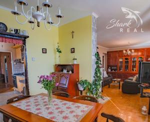 Peknučký zrekonštruovaný dom s veľkou úžitkovou záhradou