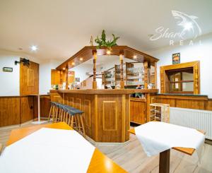 VÝRAZNÁ ZĽAVA! Očarujúci penzión s reštauráciou, bazénom, welness a ihriskom