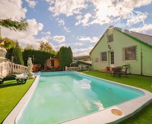 VÝRAZNÁ ZĽAVA! Očarujúci penzión s reštauráciou, bazénom, welness a ihriskom