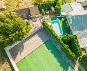 VÝRAZNÁ ZĽAVA! Očarujúci penzión s reštauráciou, bazénom, welness a ihriskom