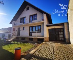 Priestranný 3-podlažný rodinný dom, pozemok 3544 m2