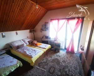 Priestranný 3-podlažný rodinný dom, pozemok 3544 m2