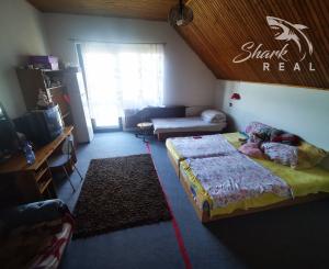 Priestranný 3-podlažný rodinný dom, pozemok 3544 m2