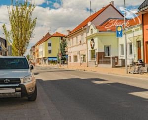 Polyfunkčná budova v centre Piešťan s velkým pozemkom