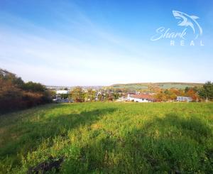 Na predaj slnečný stavebný pozemok v Sokolovciach