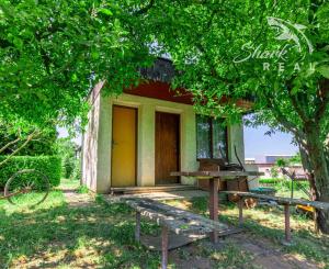 ZNÍŽENÁ CENA - EXKLUZÍVNE: Záhrada s murovanou chatkou – Špačince, Dolný mlyn – len 5 minút od Trnavy!