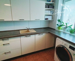 Znížená cena! Priestranný 3 izbový byt so záhradou