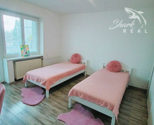 Znížená cena! Priestranný 3 izbový byt so záhradou