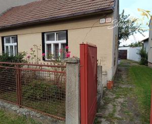 Starší dom s veľkým pozemkom na predaj