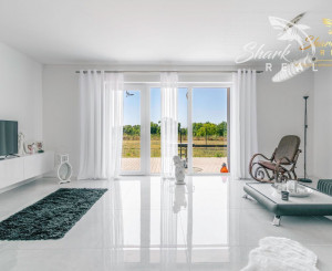 Exkluzívna Novostavba s Pozemkom v Obci Veselé