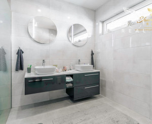 Exkluzívna Novostavba s Pozemkom v Obci Veselé