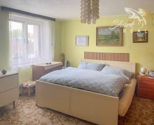 Priestranný 5-izbový rodinný dom s veľkou záhradou v Pezinku