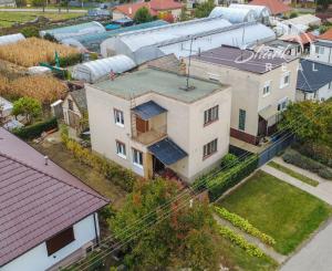 NEPREHLIADNITE! Na predaj 4 izbový rodinný dom v tichej časti obce