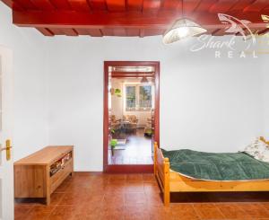 Príjemný 3-izbový dom s veľkým pozemkom 