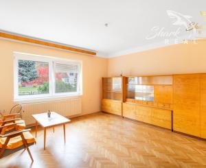 Priestranný 5-izbový dom s veľkým pozemkom v obci Iža