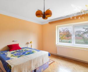 Priestranný 5-izbový dom s veľkým pozemkom v obci Iža