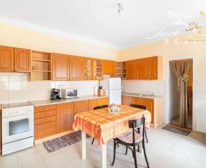 Priestranný 5-izbový dom s veľkým pozemkom v obci Iža