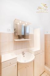 Priestranný 5-izbový dom s veľkým pozemkom v obci Iža