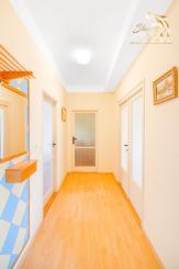 Priestranný 5-izbový dom s veľkým pozemkom v obci Iža