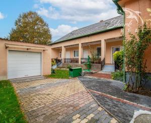 Priestranný 5-izbový dom s veľkým pozemkom v obci Iža