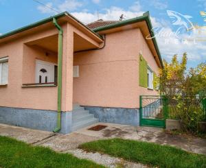 Priestranný 5-izbový dom s veľkým pozemkom v obci Iža