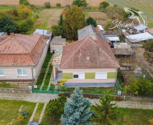 Priestranný 5-izbový dom s veľkým pozemkom v obci Iža