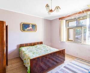 Na predaj 6-izbový rodinný dom s veľkým pozemkom v Komjaticiach