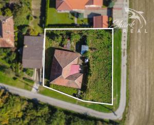 Na predaj 6-izbový rodinný dom s veľkým pozemkom v Komjaticiach