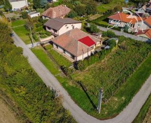 Na predaj 6-izbový rodinný dom s veľkým pozemkom v Komjaticiach