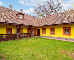 Útulná chata usadená v krásnom prostredí Štiavnických vrchov