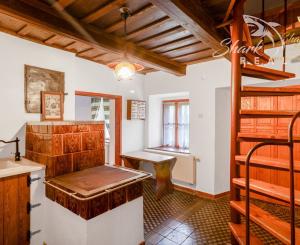 Útulná chata usadená v krásnom prostredí Štiavnických vrchov