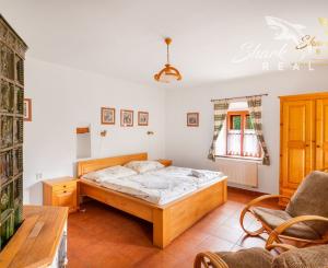 Útulná chata usadená v krásnom prostredí Štiavnických vrchov