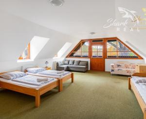 Útulná chata usadená v krásnom prostredí Štiavnických vrchov