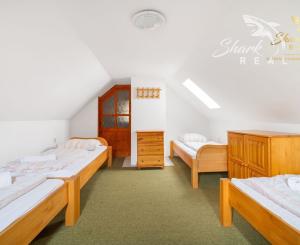 Útulná chata usadená v krásnom prostredí Štiavnických vrchov