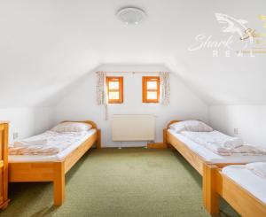 Útulná chata usadená v krásnom prostredí Štiavnických vrchov