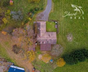 Útulná chata usadená v krásnom prostredí Štiavnických vrchov