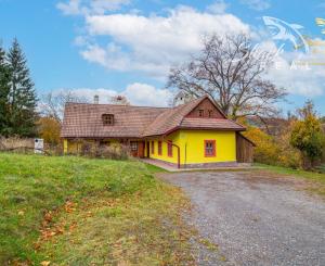 Útulná chata usadená v krásnom prostredí Štiavnických vrchov