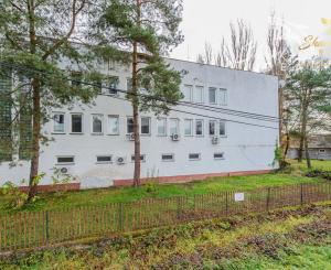  Na predaj ubytovací objekt v obci Koškovce – 26 izieb, parkovanie, garáže 