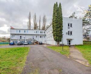  Na predaj ubytovací objekt v obci Koškovce – 26 izieb, parkovanie, garáže 