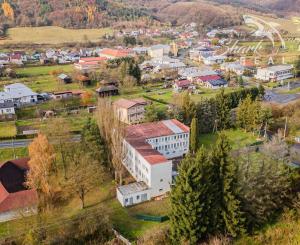  Na predaj ubytovací objekt v obci Koškovce – 26 izieb, parkovanie, garáže 