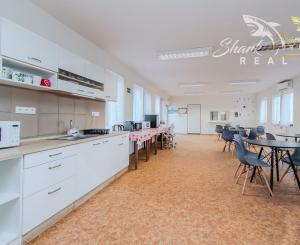  Na predaj ubytovací objekt v obci Koškovce – 26 izieb, parkovanie, garáže 